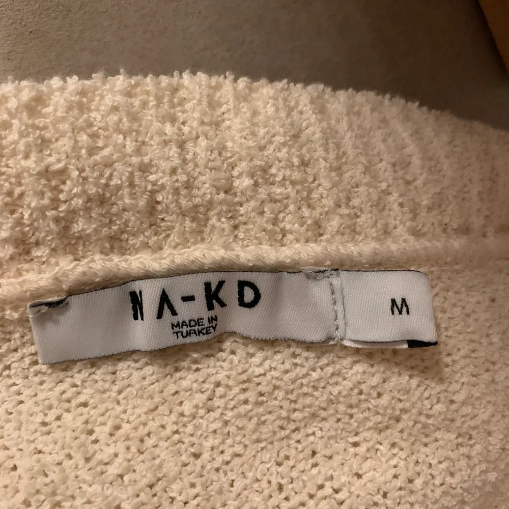 En tröja från NA-KD i storlek M, använd 1 gång så den är i nyskick!!. Tröjor & Koftor.