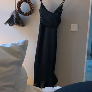 Superfin klänning - Svart klänning. Aldrig använd. Lyxig & perfekt till jul, nyår eller generella fester