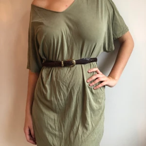 Klänning Filippa K - Militärgrön klänning från Filippa K i loose fit. Snygg att styla med ett skärp i midjan eller ha som oversized t-shirt! Storlek S men passar allt från XS-L beroende på hur du vill att den ska sitta.