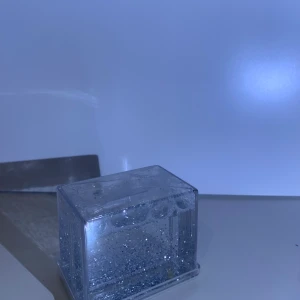 Gullig korthållare  - Hej, säljer en jätte gullig korthållare med glitter i sig som man skakar. Man lägger bilden undertill. 