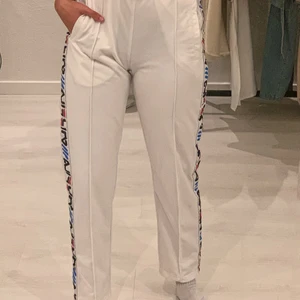 FILA track pants  - Vita trackpants med fila loggan längst sidorna, strl S från Fila