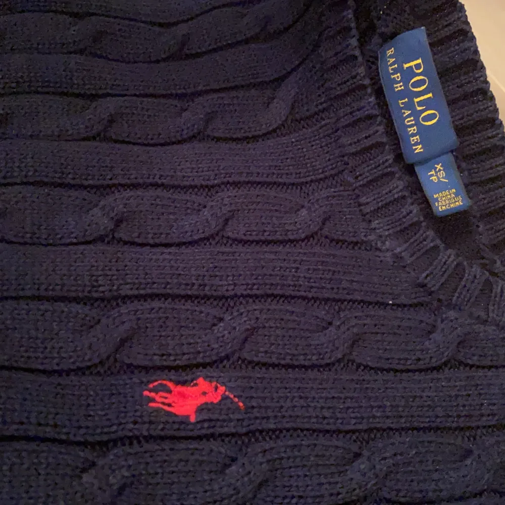 Mjuk ochh skön Ralph Lauren tröja i nyskick, i färgen mörkblå med märket i röd. . Tröjor & Koftor.