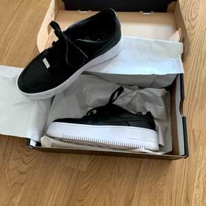 Nike air force  - Ett par svarta Nike Air force med vit sula, helt oanvända säljer pga fel storlek! Bud början från 700kr, buda gärna privat 