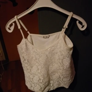 Linne i spets - Ett vitt linne i spets från Cubus. Den är i storlek 158/164 men känns mer som XS. Hade passat mig ifall att jag inte hade haft för stor byst för den. Bra skick. Först till kvarn!💗