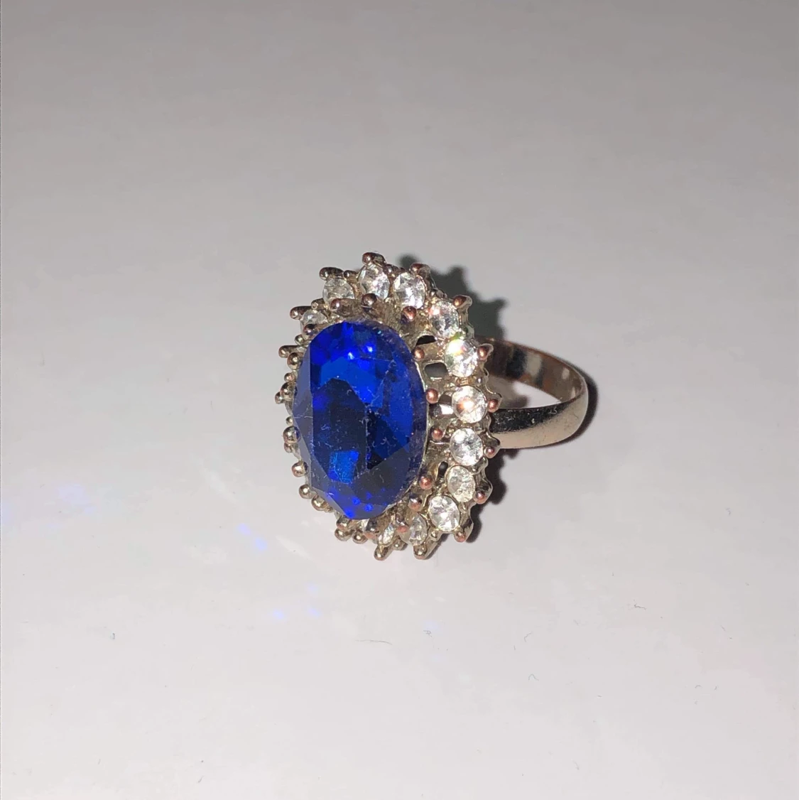 Ringar med glaskristaller på 