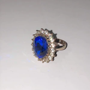 Ringar med glaskristaller på  - Bild 1:ca 17 mm och kostar 20kr -  Bild 2- ca 20 mm och kostar 15kr