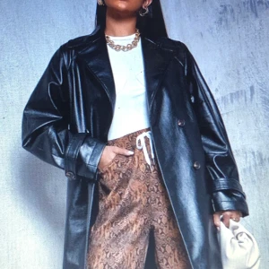 Shein  - Köpte denna jackan från shein, jackan är i st S, men oversize så ja rekommenderar denna till en M mer om man int vill ha den stor. Aldrig andvänd org:500 kr jag säljer den för 400kr 