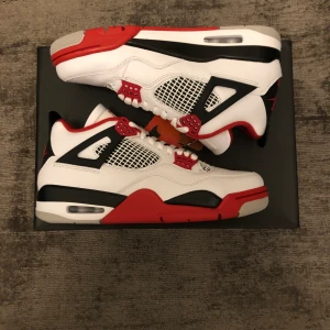 Air Jordan 4 Fire Red  (2020) - Hej! Jag säljer några helt nya par Air Jordan 4 Fire Red’s i storlekarna 40, 40,5 och 42,5 för 2400kr st. Fraktar samma eller nästa dag efter betalning. Storlek 40 och 40,5 är sålda.