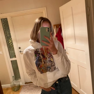 Hoodie från thecoolelephant  - Säljer denna snygga hoodie fårn thecoolelephant i strl S! Skitsnygg passform o bra kavlité! Köparen står för frakten på 66kr!!  OBS! Artikeln tas bort inom kort, skynda fynda:)