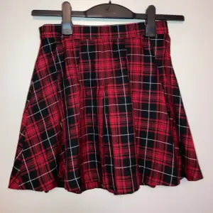 Söt röd rutig kjol från hm. Köpare står för frakt 63kr💖💖