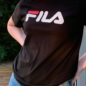 Fila tröja  - Basic fila tröja i storlek S men passar mig som har M💗 Frakt runt 45 kronor