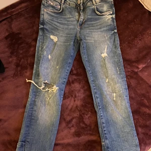 Jeans med hål - Säljer mina jättefina zara jeans då dom är lite för små för mig. Den är en 34 men kan även passa en med lite mindre storlek. Använd endast en gång, i princip helt nya. Passar för mig som är runt 160. 