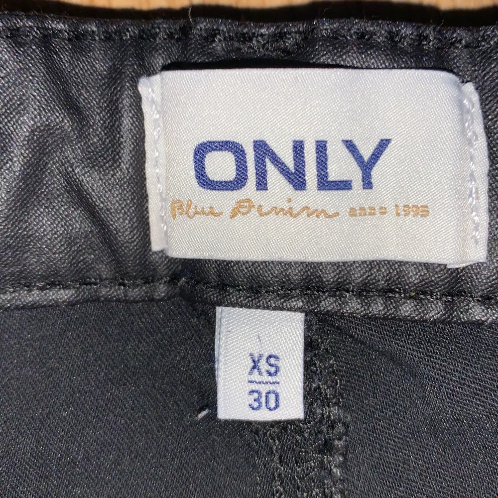 Säljer dessa jättefina skinnbyxor från ONLY eftersom att de knappt passar mig längre. Använt ett flertal gånger men inga större slitningar eller något som syns.❤️ originalpris-399kr.. Jeans & Byxor.