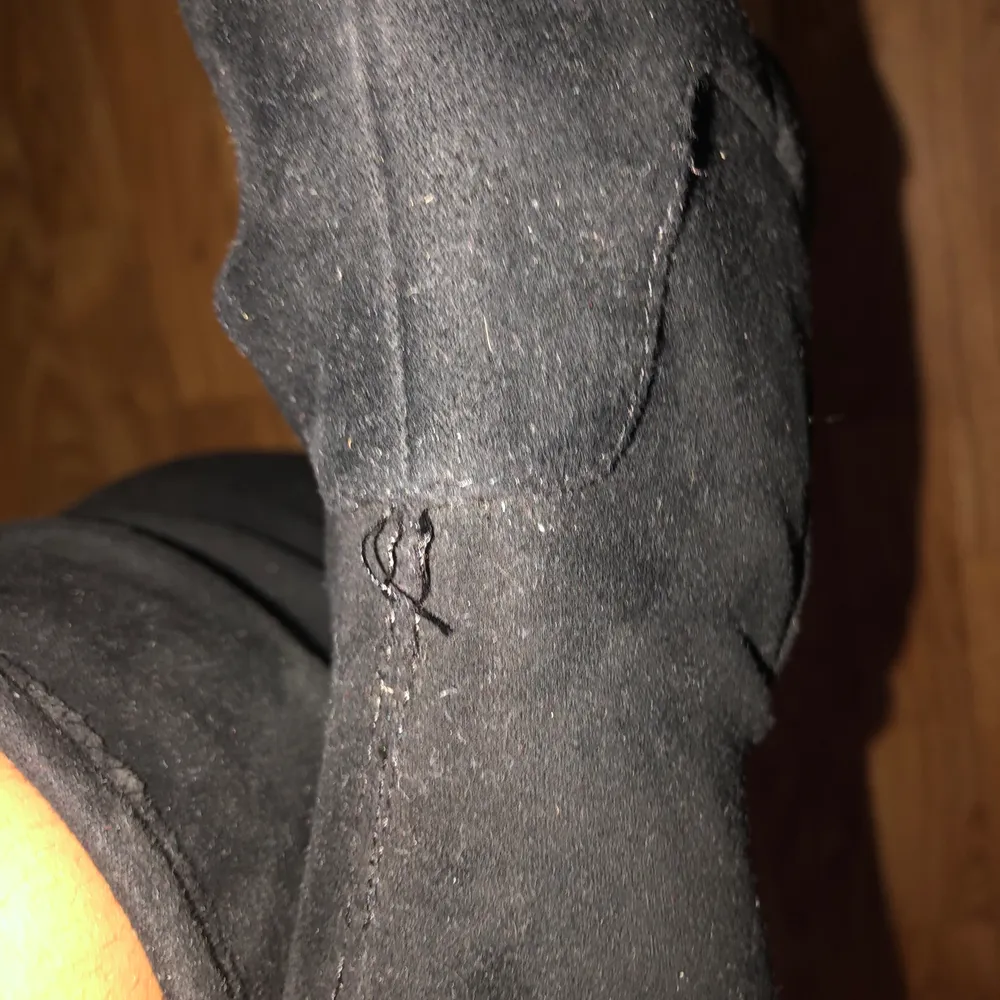 Svarta high knee boots i mocca. Bra skick förutom att några trådar har lossnat på högra skon vid hälen. Frakt ingår inte. Skor.