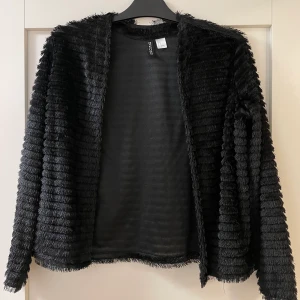 En kofta  - En kofta i svart, fint skick! 