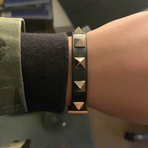 Valentino armband svart  - Säljer mitt svarta valentino armband, redo på att byta mot en annan färg också! I super bra skick (inget slitage) använt få tall gånger, typ som ny... Skriv privat i chatten om du är intresserad. Kan gå ner i pris❤️ högsta bud är nu 1200kr 🥰