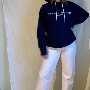 Tommy hilfiger hoodie - Skön Tommy Hilfiger hoodie. Storlek L men passar mig som har S. Budgivning i kommentarerna, avslutas ikväll (6/12)  kl22 . RESERVERAD