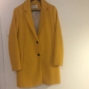 Gul kappa - Storlek Small ( passar xs också), köpt på Stradivarius i Spanien för två eller tre somrar sen men har bara använd den ca 2-3 gånger tyvärr. Super skön på och fin passform, 400! ! Btw den gula färgen är lite ljusare i verkligheten, har inte ens så bra kamera på telefonen! Nypris 79Euro