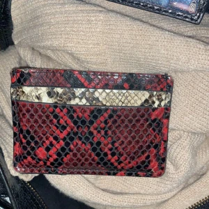 Korthållare  - Säljer min jättefina korthållare från mango då jag fick en ny i present. Super bra skick!