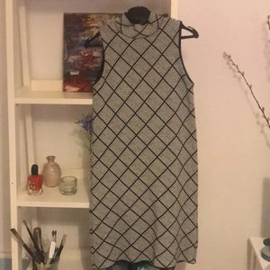 Klänning  - Mjuk stickad klänning med hög krage. Som ny! 