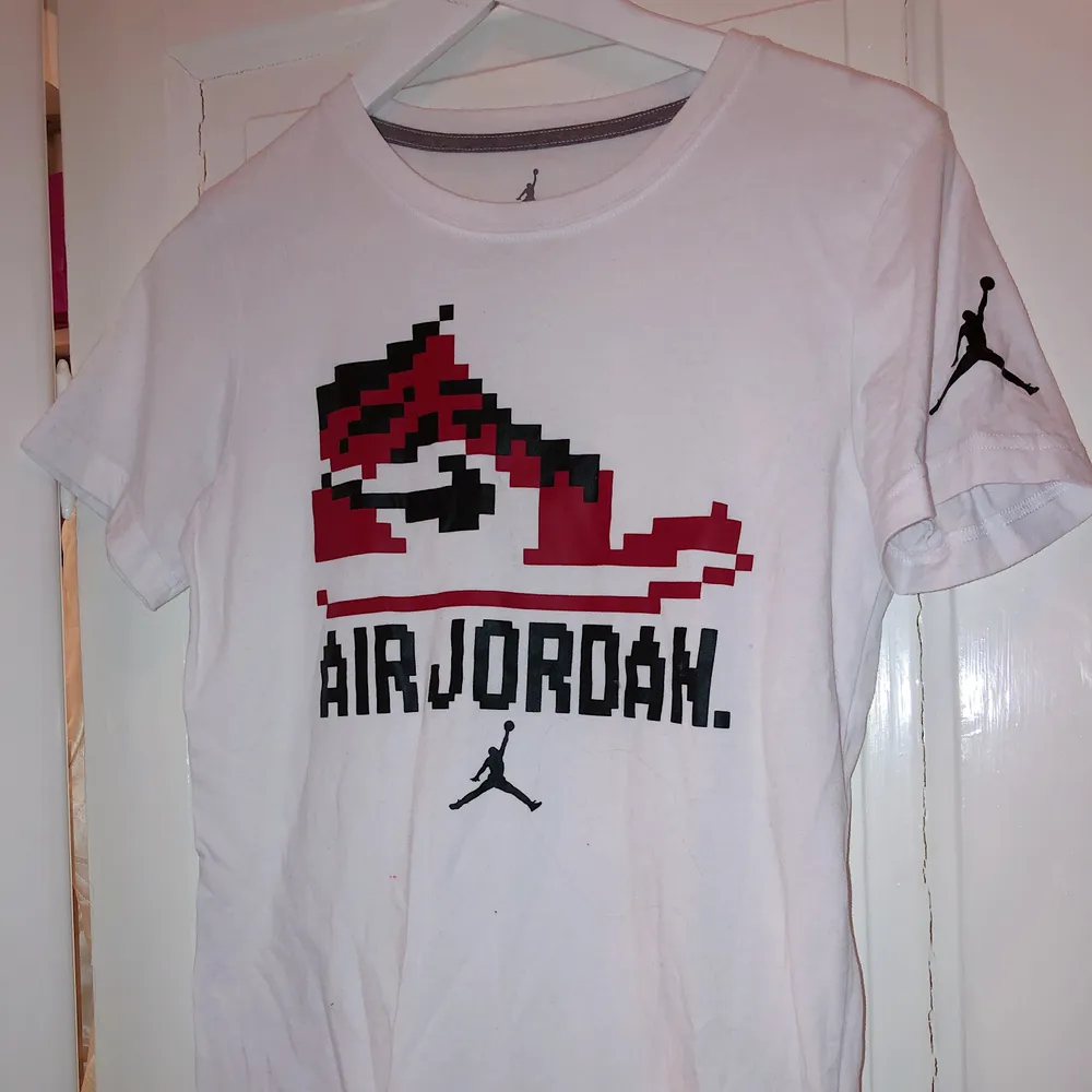Vit t-shirt från Nike (Air Jordan). Passar en XS-M beroende på önskad passform. Storlek L från Nike Youth . T-shirts.