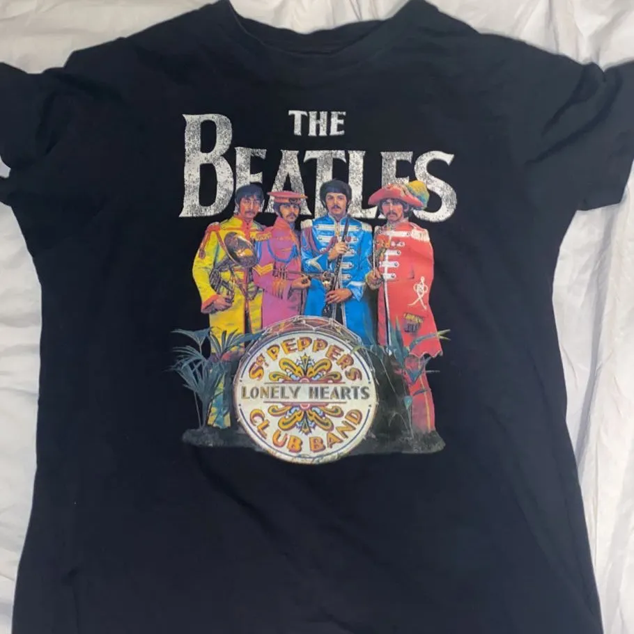 Säljer min älskade Beatles tröja, då jag inte får så mycket användning av den:/ Den är i bra skick inga skador. T-shirts.