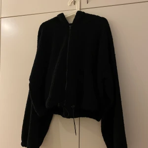 Teddyjacka från Nelly - Mysig teddyjacka från Nelly, aldrig använd! 🥰 Strl L 💕