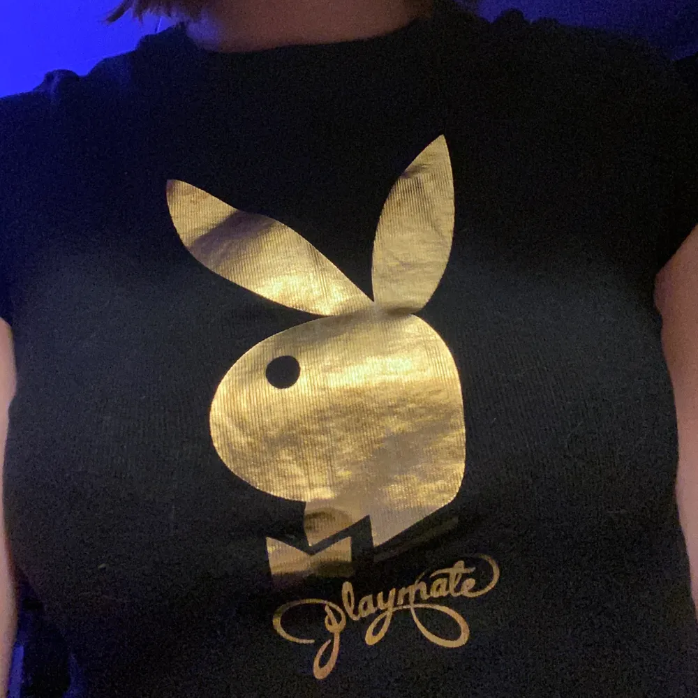 T-shirt från Playboy. Äkta! Tryck i guld. Storlek XS men passar perfekt på mig som är storlek S. Tajt fit.. T-shirts.