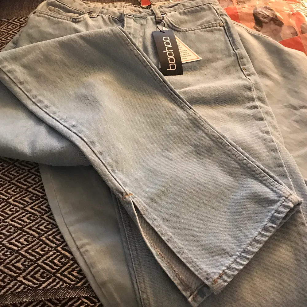 Säljer mina oanvända Booho jeans i tall modell. Älskar dem, dock för stora i midjan. Modell på bilden är 180. Riktigt snygga skall beställa en size mindre då dessa var lite för stora i midjan. Hör av dig vid intresse. Så skickar jag  fler bilder. 🥰 buda. Jeans & Byxor.