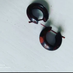 Exklusiva Örhängen helt gjorda i trä! - Oanvända,helt gjorda i trä,unika. Samfraktar gärna!