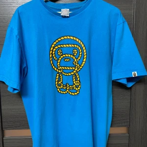 Vintage bape baby milo tshirt  - En riktig fet vintage baby milo tshirt från det japanska märket a bathing ape, tröjan är en riktig vintage och anas att den släpptes någonsstans efter 2005. Storleken är large. Bin: 700. Bid: 500       [edit 4/12-20] bud ligger på 600