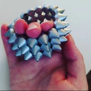 Silver nitarmband plast - Töjbara,plast. Passar till det mesta. Samfraktar gärna!