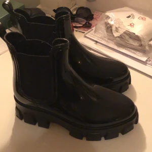 Boots - Asballa boots i storlek 38 med en hög sula, perfekta till hösten/slaskiga vintern! Använda max tre gånger så så gott som nya🤩