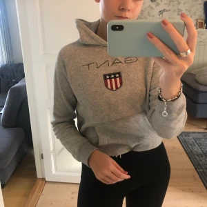 Gant hoodie! - Säljer denna grå hoodie från gant. Är i storlek 170 men passar SX-M. Köpt på kidsbrandstore, inget kvitto finns kvar. Säljer pga att den inte används längre. Och är i väldigt bra skick. Säljer för 200kr!💞 Skickas på posten och betalas via Swish. Står ej för postens slarv.