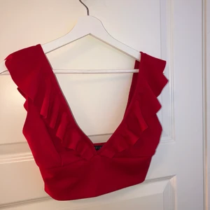 Röd top ❣️ - Skitsnygg röd top, endast testad, aldrig använd. Storlek XS men passar även en S!