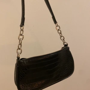 Väska med ormprint - Snygg axelväska med ormmönster. Väskan är i bra skick.✨