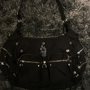 Svart väska - Väldigt användbar väska i bra skick. Den har många fack så perfekt som en liten väska när man ska bort en helg. Den är bekväm att ha på axeln och är en stilfull funktionell väska. Priset går att diskuteras ☀️☀️☀️