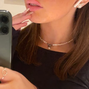 Gulligt pärlhalsband  - Säljer mitt fina pärlhalsband från Pearls for Girls, halsbandet kommer tyvärr inte till användning... Vid intresse eller fler bilder, skriv🖤🔒