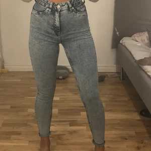 simpla blåa jeans - sjukt fina och bekväma, skottet jättebra. höga i midjan som många gillar. fina i färgen. säljs pågrund av att jag inte brukar ha på mig såna byxor längre. passar till både långa och korta tjejer!!🤍frakt står köparen för, 74kr. skriv till mig för intresse så ska jag svara så fort jag kan