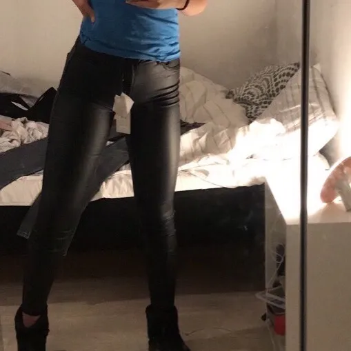 Jätte fina skinnbyxor. Stretchigt material, dragkedja och knapp i fram. Säljer pga att de inte riktigt är min stil tyvärr. Köpt för 399kr säljer för 249kr hos bubbleroom men tror de är från Only. Aldrig använt, lappen är kvar. Endast testat 2 grr. Farkut & Housut.