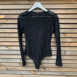 Leopard body - Skit snygg leopard mesh body som tyvärr blivit för liten. Kan mötas i Stockholm annars skickas den med spårbar frakt (63kr). 