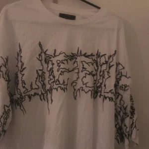 Billie eilish T-shirt  - Säljer denna coola oanvända T-shirt. Prislappen sitter kvar och den är i nyskick. Säljer då den inte kommer till användning. Den är i stlk L och det ger en oversized look.