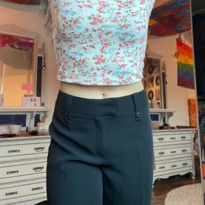 Svart kostymbyxor  - Ett par svarta kostymbyxor som är näst intill oanvända🖤 super snygga och går att styla hur man vill🤩 frakt tillkommer📦