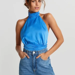 Blå halterneck topp från Gina💙 - Helt ny supersnygg festtopp från Gina Tricot i storlek 38. Aldrig använd, lappen sitter kvar. Slutsåld överallt. Säljer om jag får ett bra pris för den!💙  Högsta bud: 270kr inkl frakt💕