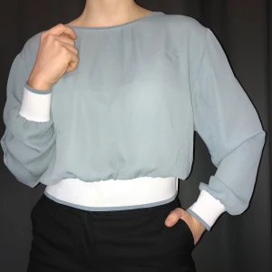 Mintfärgad topp - Cool mintgrön/ljusblå topp, strl XS. Finns en liten fläck, se bild 3. Köpare står för frakt