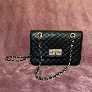 Svart Don Donna kedje handväska ✨ - En svart mini handväska med kedje remmar av Don Donna. Sen använd väska i väldigt gott skick. Inga synliga skråmor eller repor. Ett stort fack och ett litet extra fack. Från 2000-talet ✨