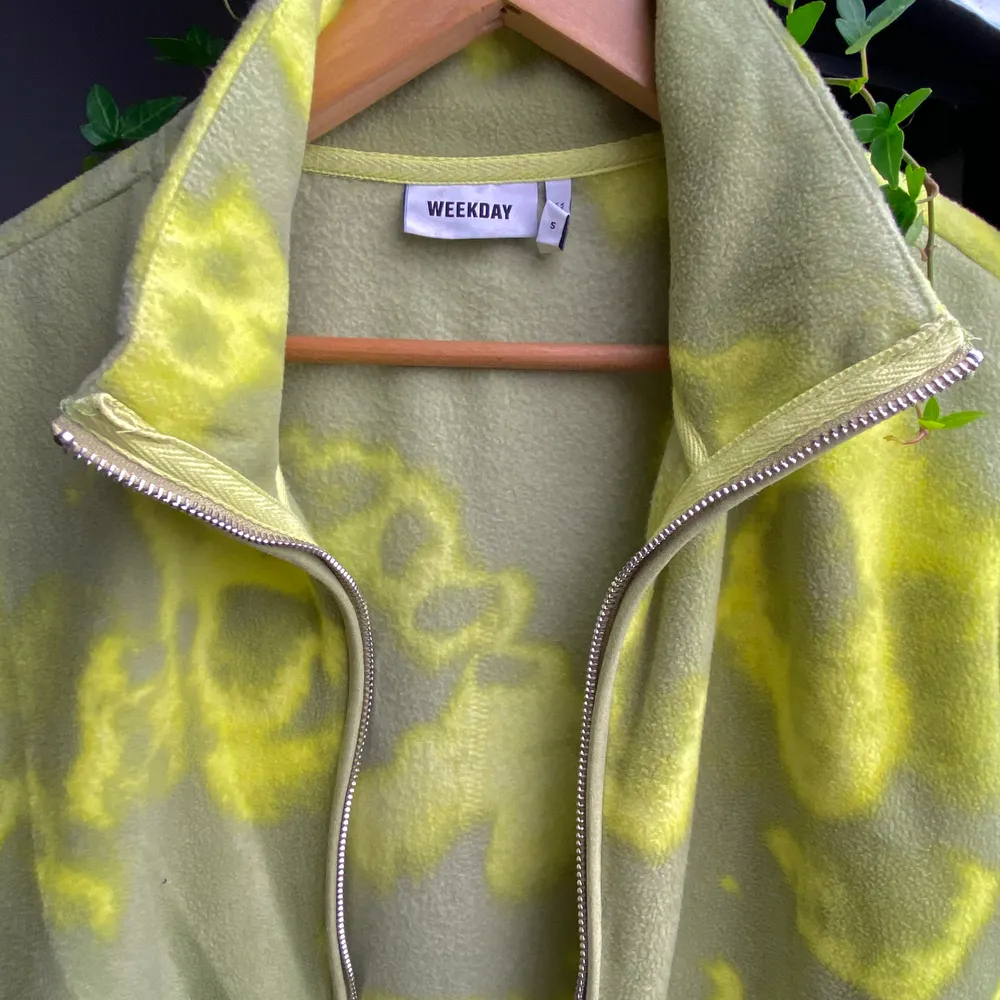 Neon grön Fleece tröja från weekday väldigt skön och sitter bra, använd väldigt lite så är nästan som ny. Tröjor & Koftor.