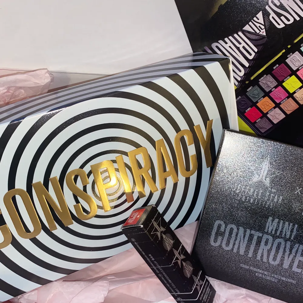 Completely new and unopened, receipt available is needed. Buy all three products for 400kr or separate, big palette: 250kr (originally: 450kr) mini palette: 150kr (originally: 250kr) lipstick: 90kr (originally: 200kr) . Övrigt.