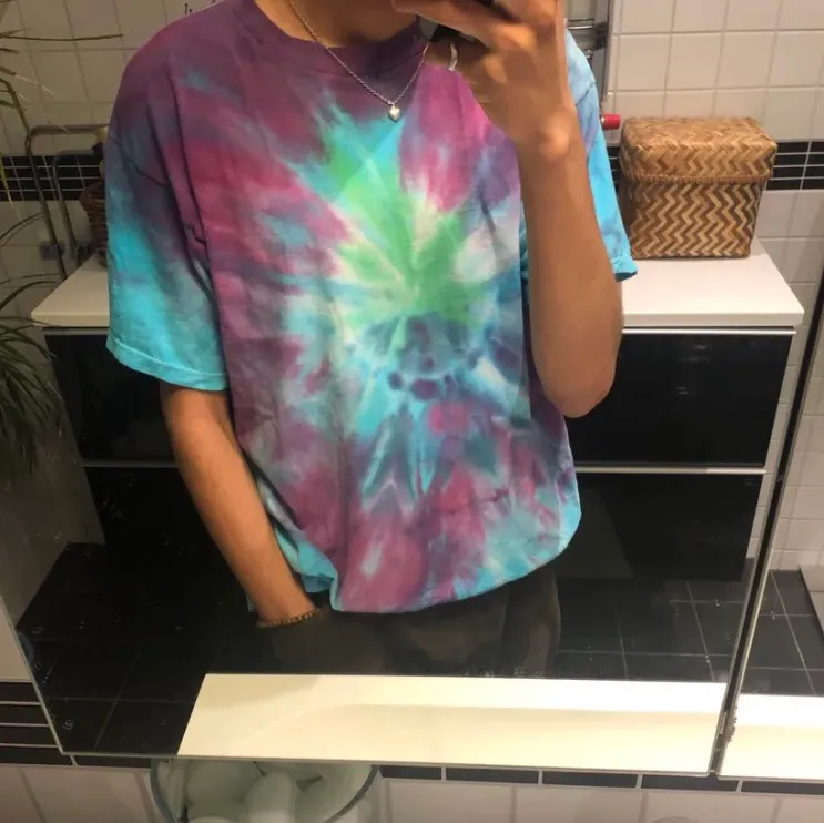  Vintage Tie Dye T-Shirt. Storlek XL men kan även passa M och L fint ifall man stoppar in tröjan i byxorna. Möts i Malmö och tar Swish. Står ej för frakt! (:. T-shirts.