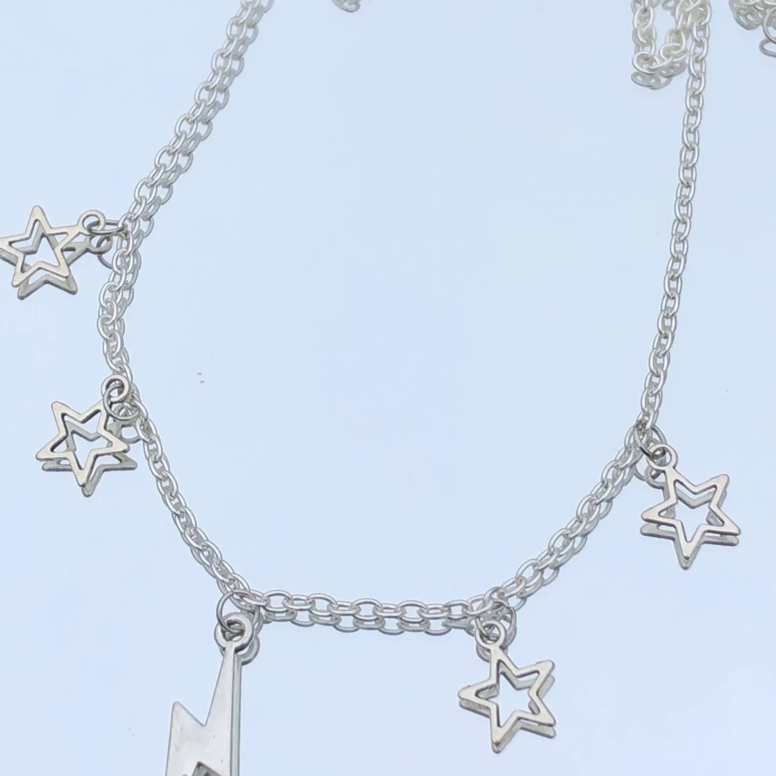 Kedjehalsband med berlocker